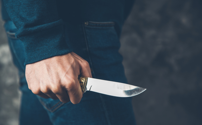 Bild zeigt eine Hand mit einem Messer