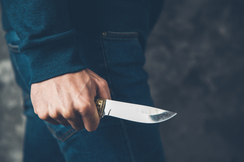 Bild zeigt eine Hand mit einem Messer