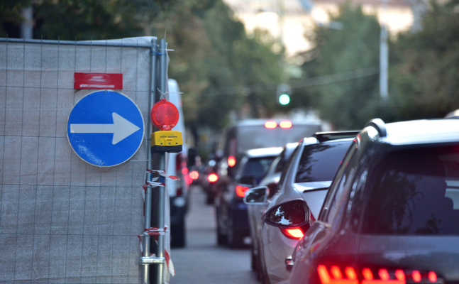 Bild zeigt eine Baustelle und Autos